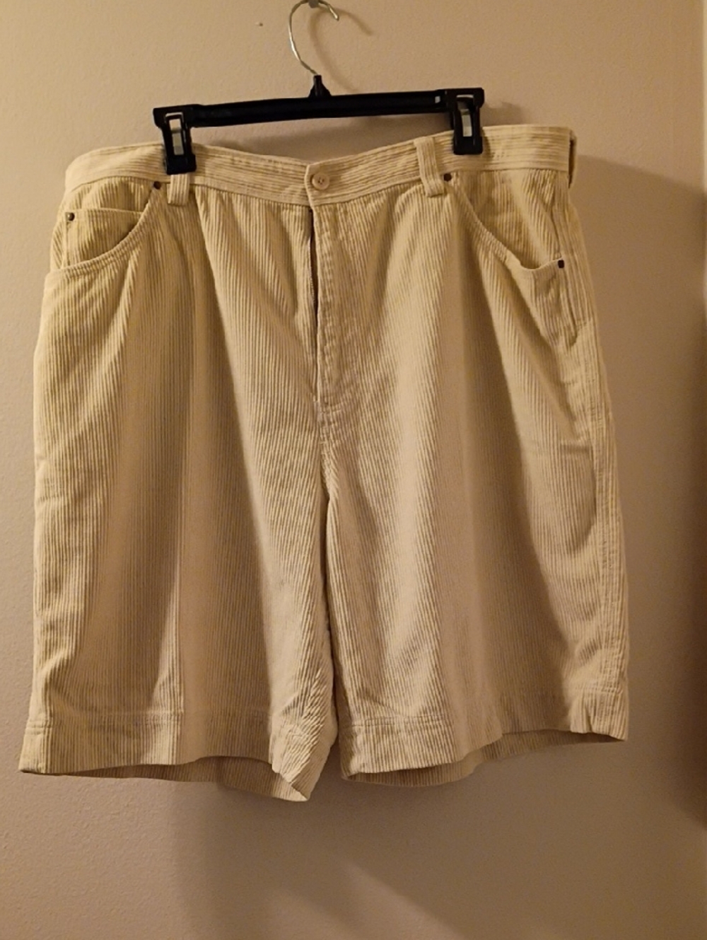 Tommy Bahama Light yellow Relaxed Fit Size 40 x 23  Vintage Walking Shorts